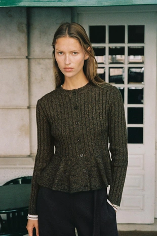 Вязаный кардиган в рубчик с баской- Заказать в России