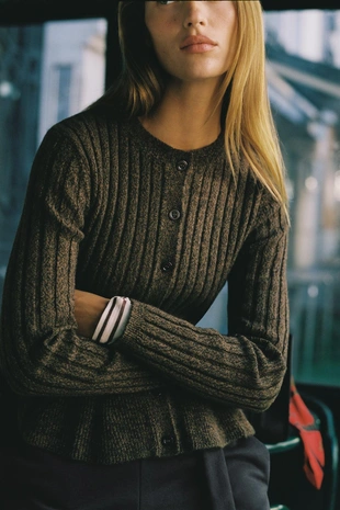 Вязаный кардиган в рубчик с баской- Заказать в России