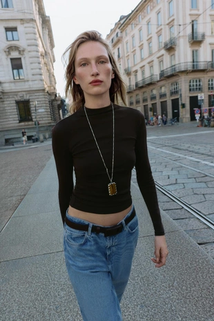 Футболка с высоким воротником