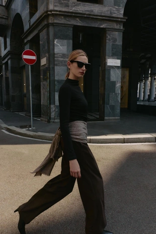 Футболка с высоким воротником