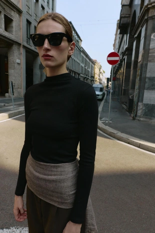 Футболка с высоким воротником