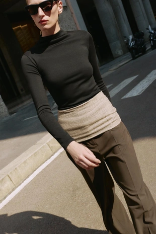 Футболка с высоким воротником