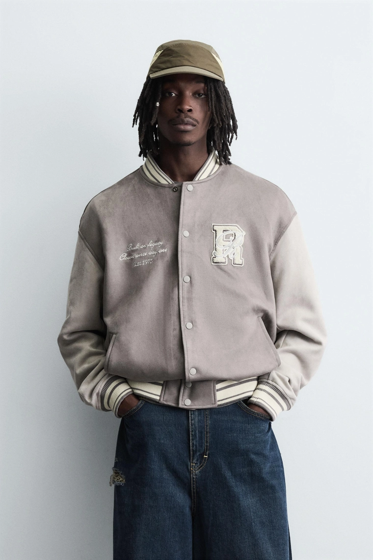 Бомбер из искусственной замши с нашивками