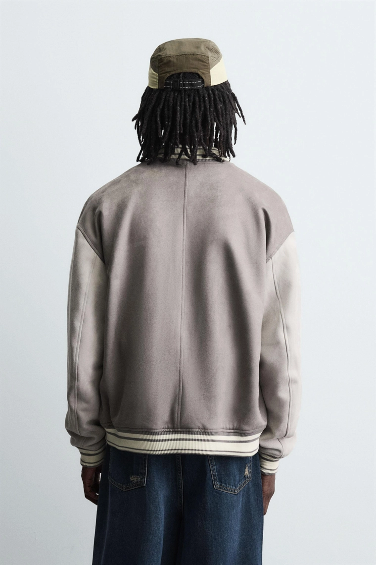 Бомбер из искусственной замши с нашивками