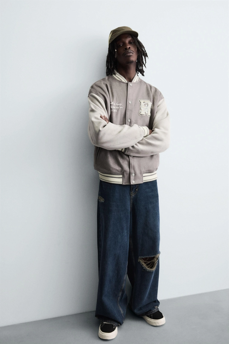 Бомбер из искусственной замши с нашивками