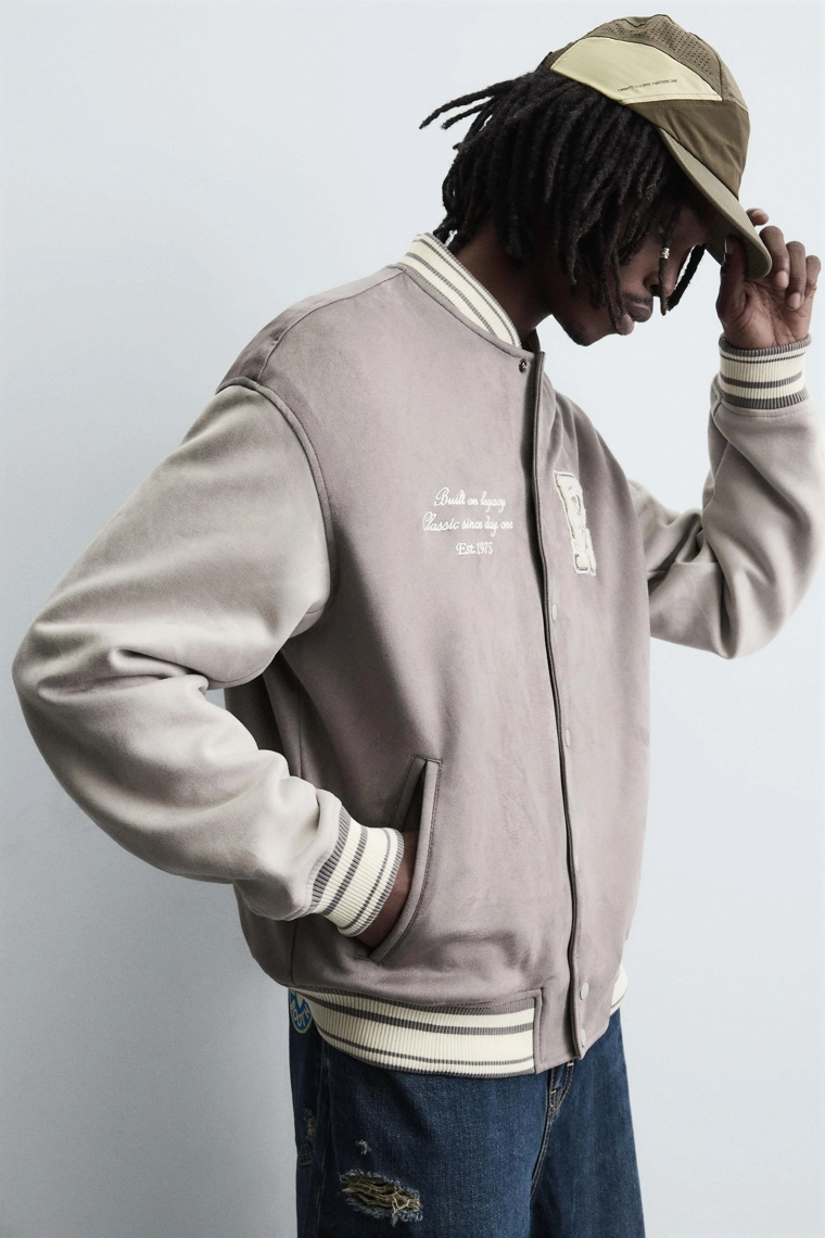 Бомбер из искусственной замши с нашивками