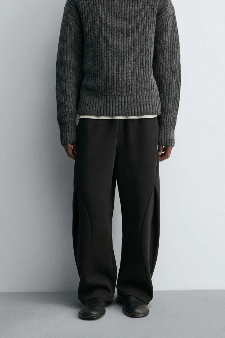 Брюки свободного кроя с плиссированными шарами эффекта неопрена