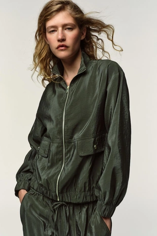 Бомбер с воротником-стойкой