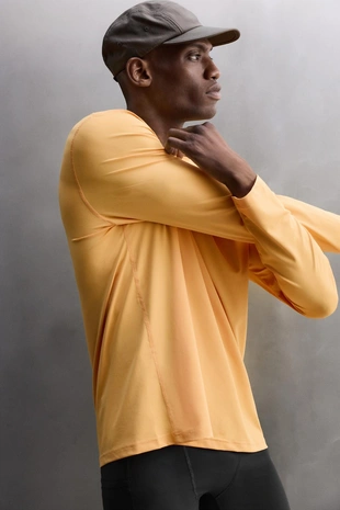 Базовая футболка с длинными рукавами из высокотехнологичной ткани- Заказать в России