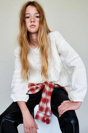 Расклешенные брюки из искусственной кожи с заклепками- Заказать в России