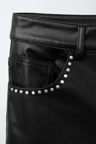 Расклешенные брюки из искусственной кожи с заклепками- Заказать в России