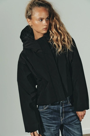 Стеганая ветрозащитная куртка WATER REPELLENT с капюшоном и мехом- Заказать в России