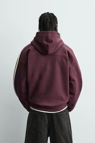 Толстовка с нашивками и контрастными полосами- Заказать в России