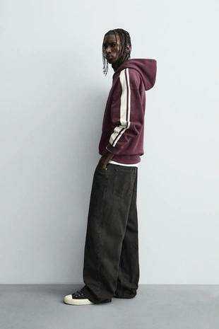 Толстовка с нашивками и контрастными полосами- Заказать в России