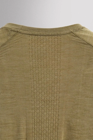 Бесшовная спортивная футболка с контрастными деталями- Заказать в России