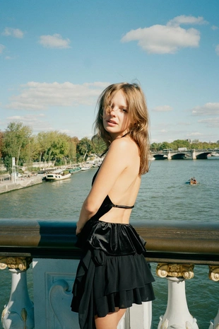 Топ из бархата с горловиной халтер и сборками- Заказать в России