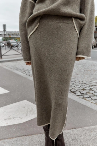 Трикотажная юбка миди с контрастными деталями- Заказать в России