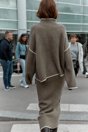 Трикотажная юбка миди с контрастными деталями- Заказать в России