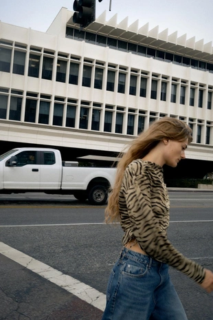 Асимметричный топ с анималистическим принтом- Заказать в России