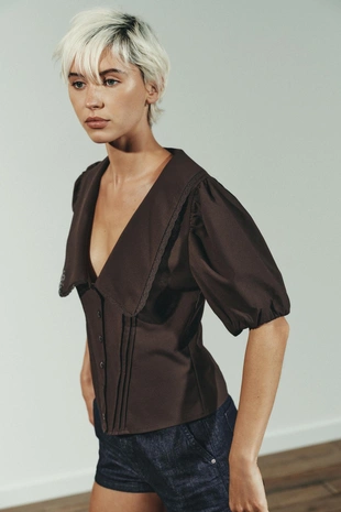 Топ с большим отложным воротником и объемными рукавами- Заказать в России