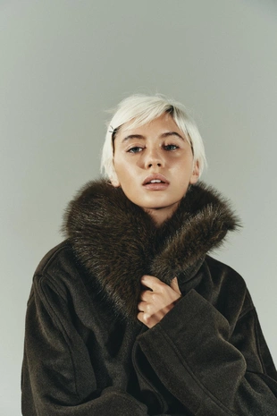 Пальто из смесовой шерсти с воротником из искусственного меха- Заказать в России