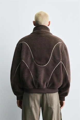 Куртка из искусственной овчины с контрастными деталями- Заказать в России