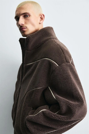 Куртка из искусственной овчины с контрастными деталями- Заказать в России