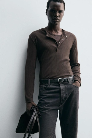 Футболка с воротником на пуговицах из рельефной ткани- Заказать в России