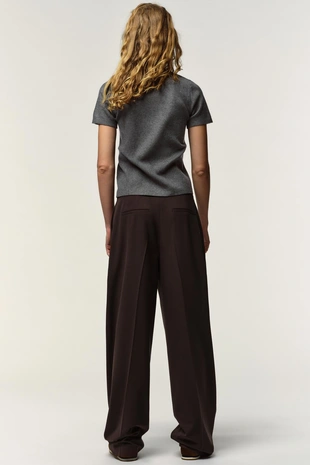 Свитер с короткими рукавами из мягкого трикотажа