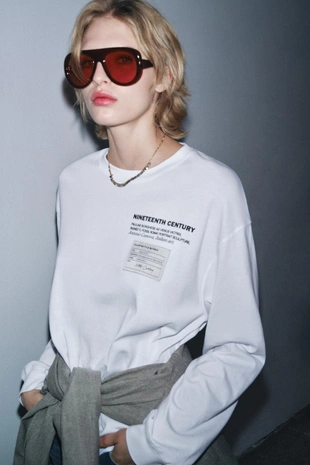 Футболка с длинными рукавами и принтом «скульптуры»- Заказать в России