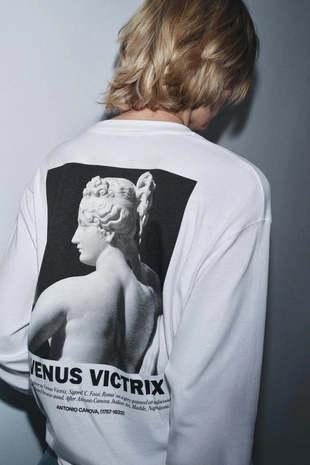 Футболка с длинными рукавами и принтом «скульптуры»- Заказать в России