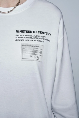 Футболка с длинными рукавами и принтом «скульптуры»- Заказать в России