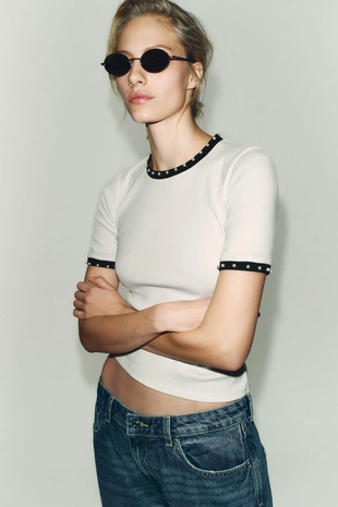 Футболка с жемчугом и трикотажными деталями- Заказать в России