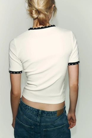 Футболка с жемчугом и трикотажными деталями- Заказать в России