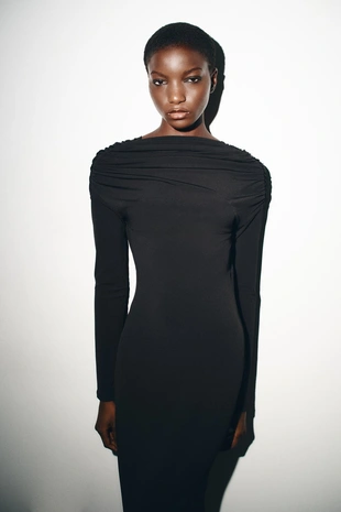 Платье миди со сборками и украшением на спине- Заказать в России