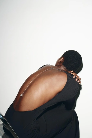 Платье миди со сборками и украшением на спине- Заказать в России