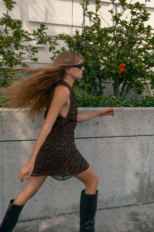 Мини-платье с анималистическим принтом на запах- Заказать в России
