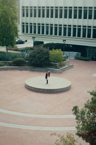 Мини-платье с анималистическим принтом на запах- Заказать в России