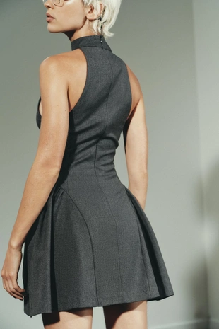 Короткое платье с горловиной халтер- Заказать в России