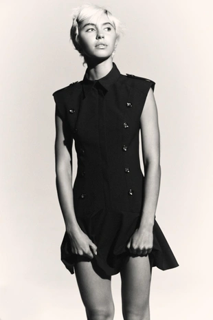 Короткое платье с подплечниками и воланами- Заказать в России