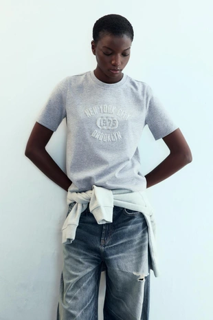 Футболка с блестящим текстом- Заказать в России