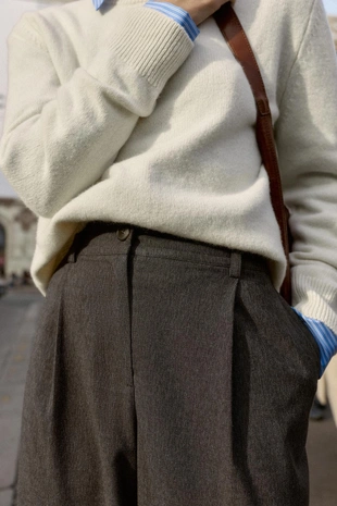 Брюки с защипами и эластичным поясом сзади- Заказать в России