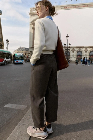 Брюки с защипами и эластичным поясом сзади- Заказать в России