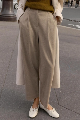 Брюки с защипами и эластичным поясом сзади- Заказать в России