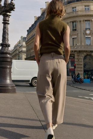 Брюки с защипами и эластичным поясом сзади- Заказать в России