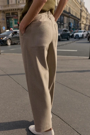 Брюки с защипами и эластичным поясом сзади- Заказать в России