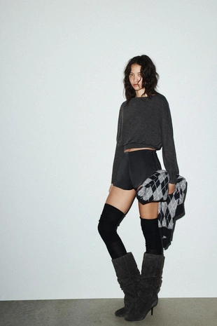 Мягкий свитер с длинными рукавами