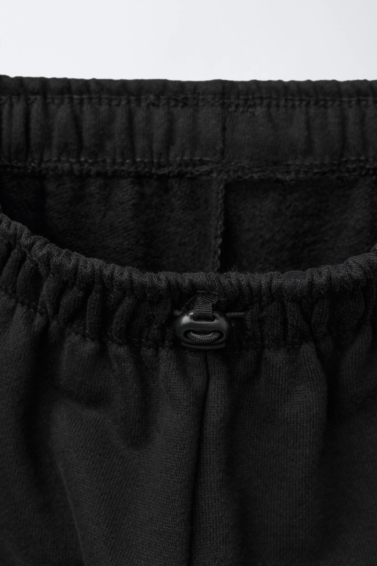 Мягкие джоггеры с этикеткой