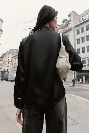 Атласная рубашка оверсайз с контрастной отделкой- Заказать в России