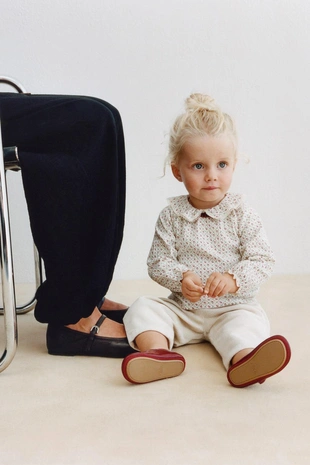 Футболка с отложным воротником и цветочным принтом- Заказать в России